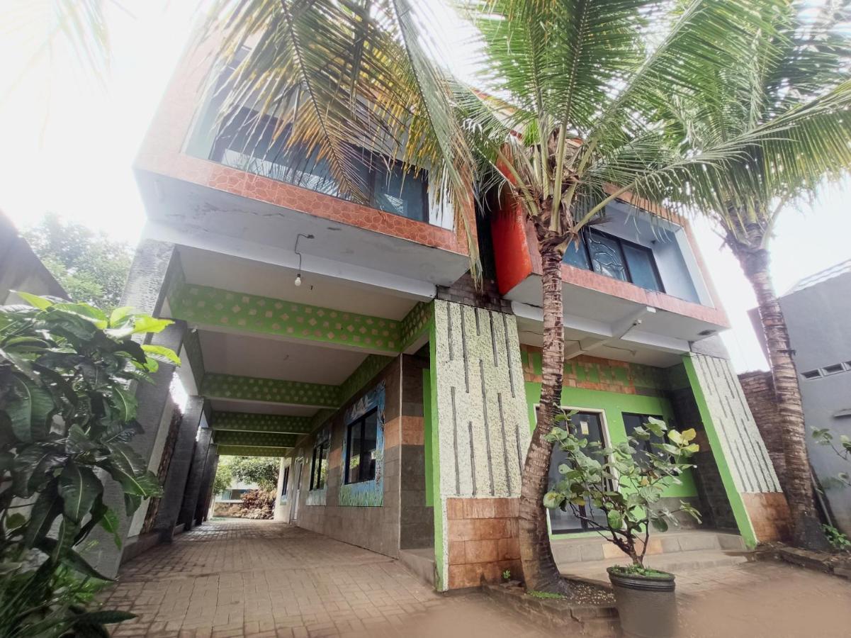 Oyo 90093 Dw Hotel Malang Exterior foto