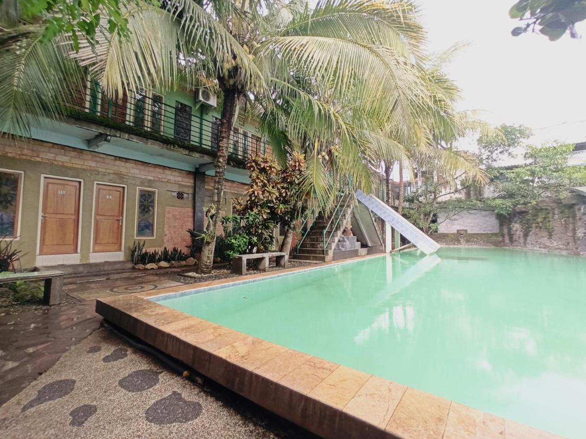 Oyo 90093 Dw Hotel Malang Exterior foto