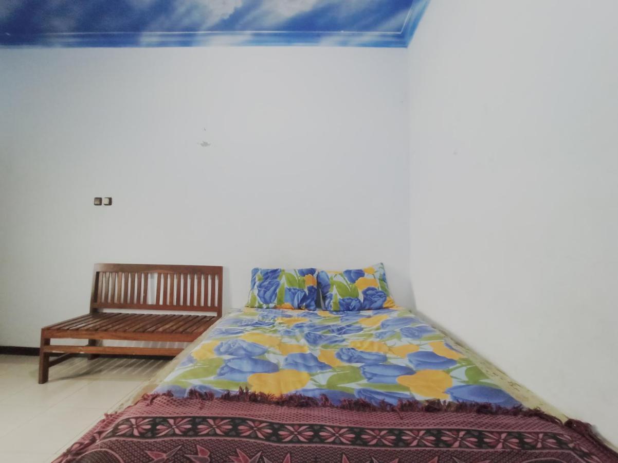 Oyo 90093 Dw Hotel Malang Exterior foto