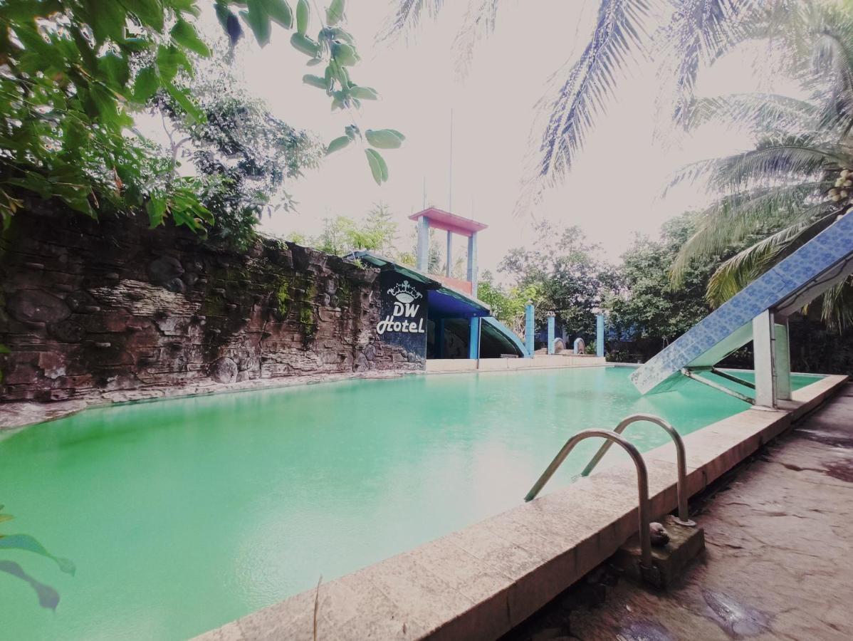 Oyo 90093 Dw Hotel Malang Exterior foto
